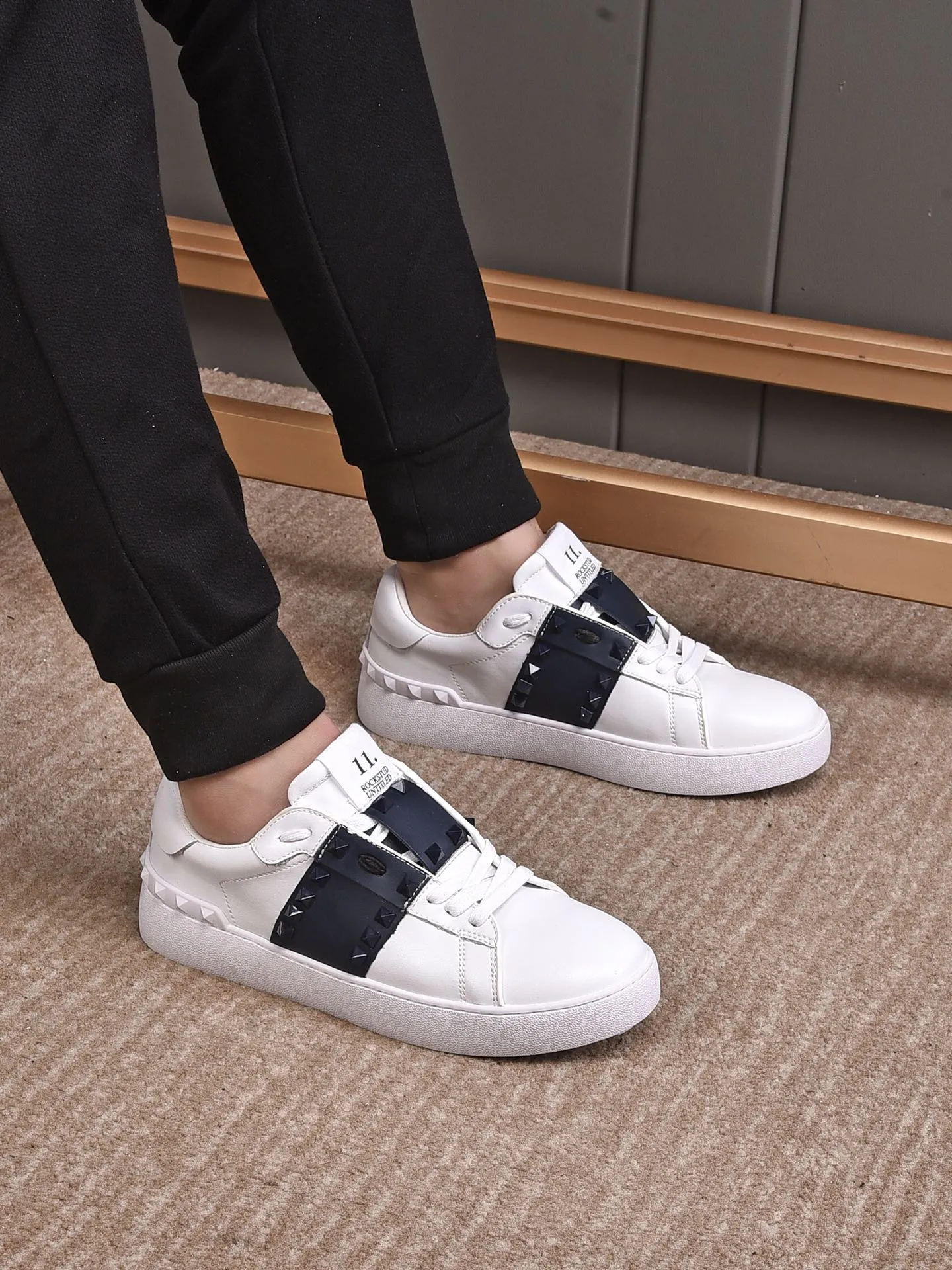 Men's shoes 440💰 (men and women couples) Valentino classic color matching series casual shoes. Made with heavy craftsmanship, good products pay attention to every detail. A must-have trendy item that can be worn all year round, it has been worn by many celebrities and Internet celebrities~~Imported cowhide surface, unique design concept, sheepskin lining, counter quality. Women’s clothing 35-40. Men’s clothing 39-44, 45-46 (returns and exchanges are not supported for custom-made items)
